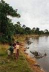 Kinder auf dem Weg zum Fluss