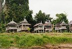 traditioneller Friedhof der Dayak mit Beinhäusern