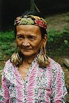 Dayak-Frau mit langen Ohrläppchen