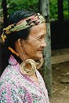 Dayak-Frau mit langen Ohrläppchen