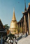 Grosser Palast - goldener Chedi und Stufendach des Monop