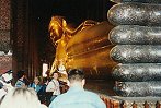 liegender Buddha mit Perlmuttfüssen