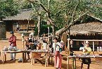 Händler im Akha Dorf