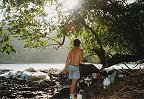 Lager am Fluss bei Sonne und Regen